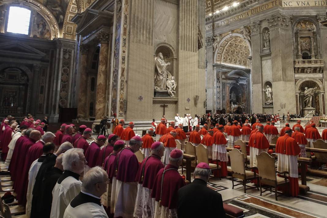 Papa, gençlerin ayaklarını yıkayıp öptü! Bakın neden... 11